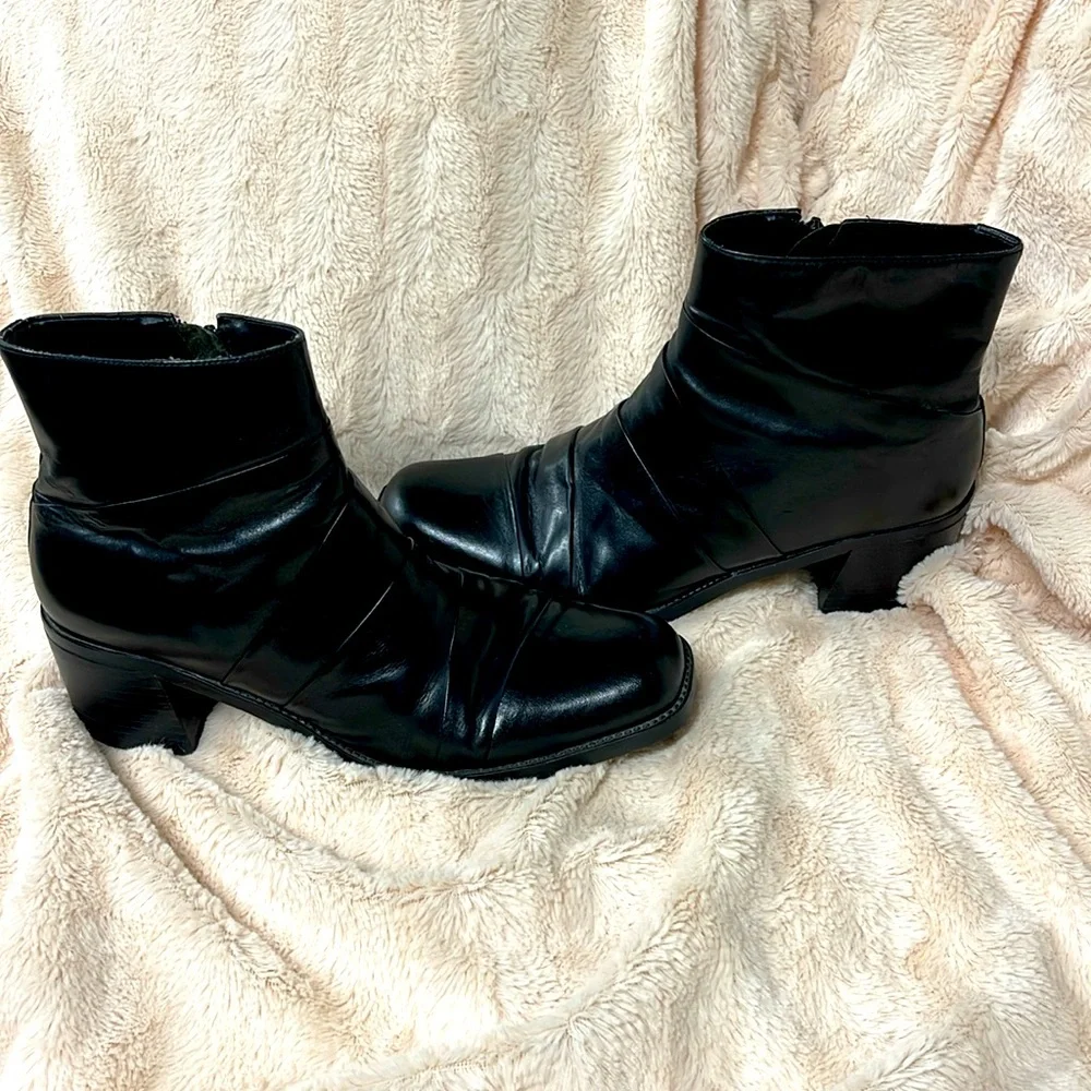 VINTAGE DIBA TRUE BLACK LEATHER DETAIL ANKLE BOOTS WITH A STACK HEEL SIZE 10M